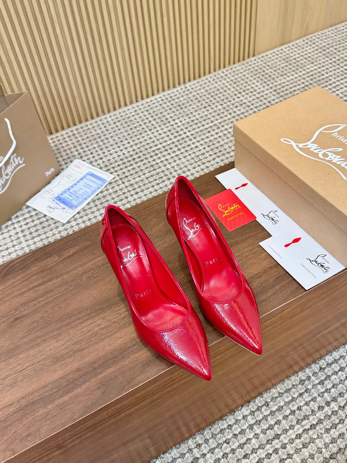 👟👟Ex-factory price 480👟👟 Genuine leather sole +40 Year-round shipment💝Christian Louboutin CL👠 "Patent Leather Hemming Craft Series" Noble and luxurious, real blingbling👟👟 Real materials, all customized by the pattern maker, and the materials are made of original customized materials to achieve the taste of the original 5 color options💍Upper: Imported👉cow patent leather💪 Lining: Sheepskin foot pad/lining Size: 34-40.41.42 Heel height: two options: 10.5cm and 8.5cm
